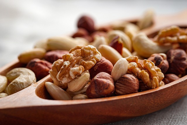 nuts-5501221_640
