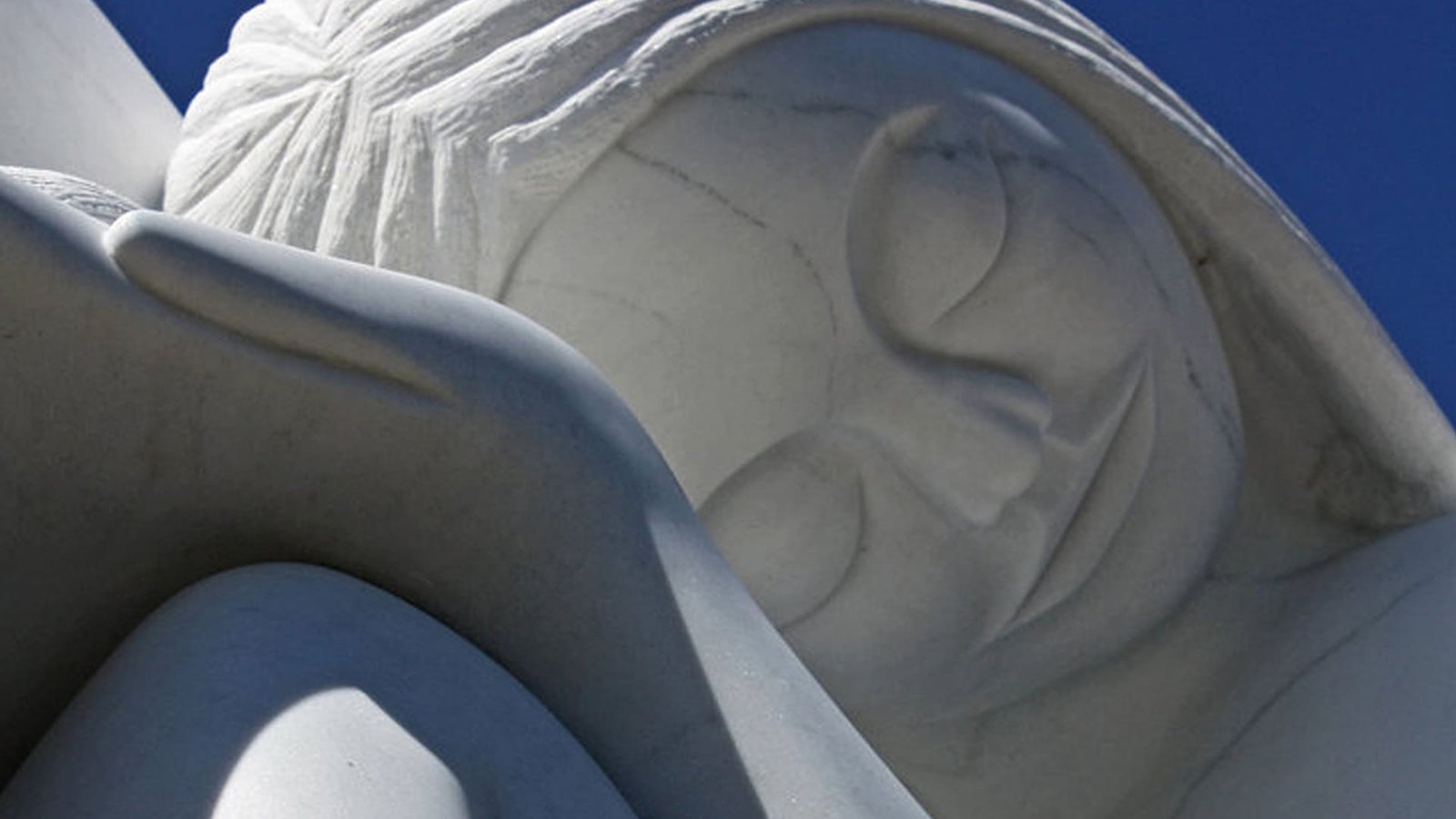 Sculpture d’une personne allongée illustrant le body scan et l’acceptation corporelle
