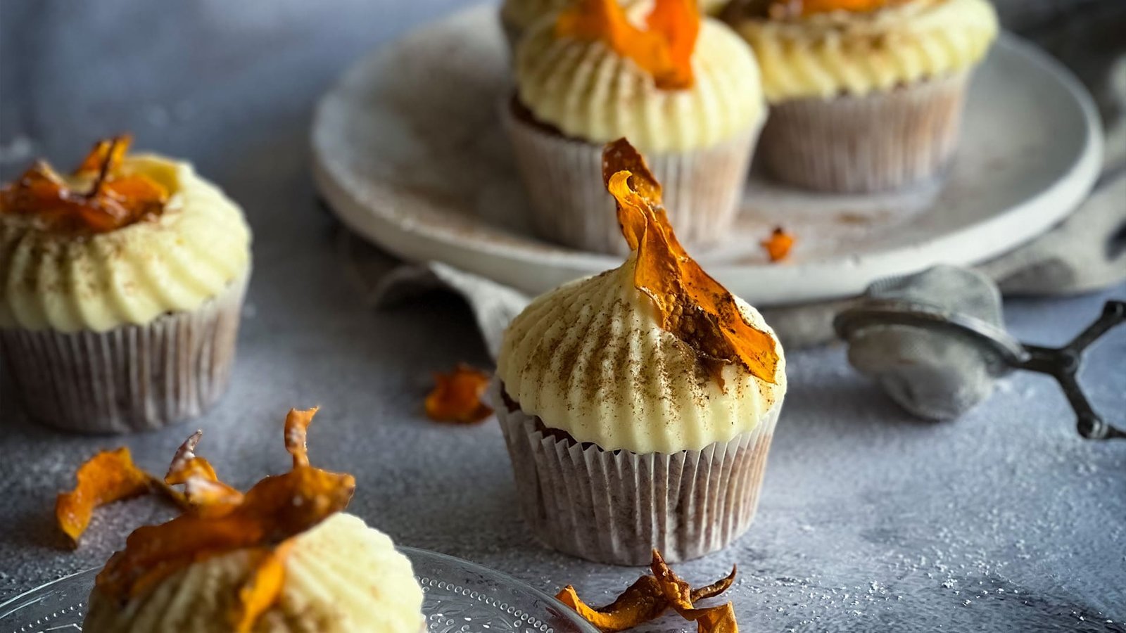 Cupcakes disposés sur une table pour illustrer une dégustation à l’aveugle en pleine conscience